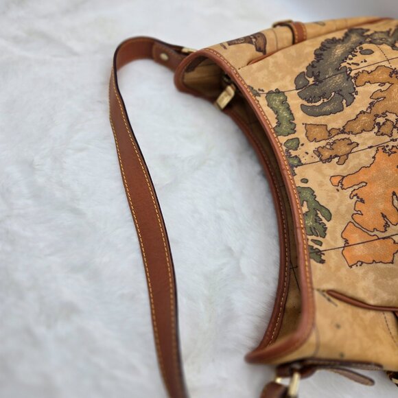 Geo Classic Shoulder Bag - Picture 10 of 12